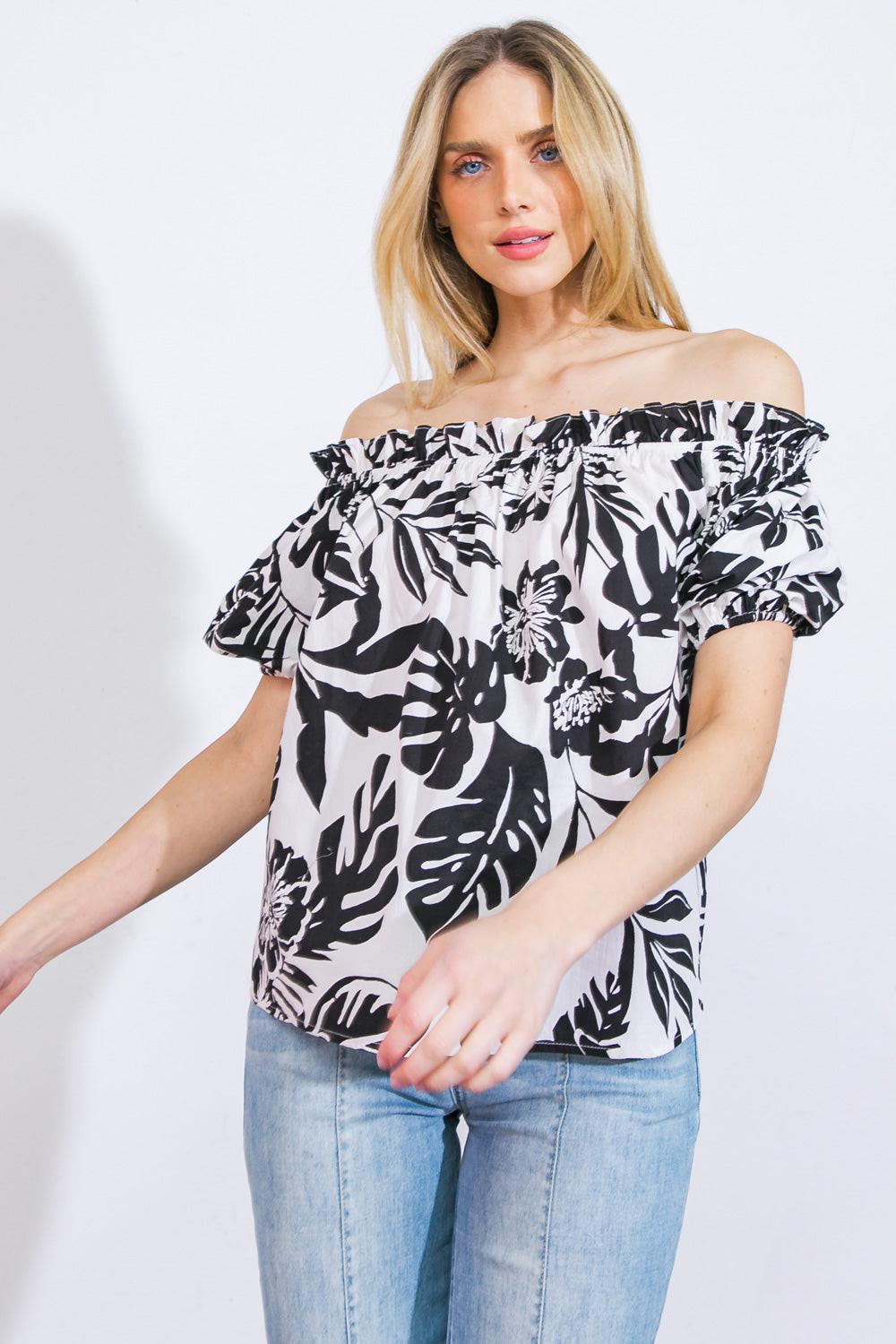 A printed woven top with an off/on shoulder neckline and short sleeves.
Details:
Self : 100% Cotton
Size & Fit
- Model is 5`8" And Wearing Size Small
- Measurements Taken From Size Small
- Approx. Length: 23"