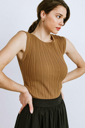 SET THE PACE KNIT TOP.
