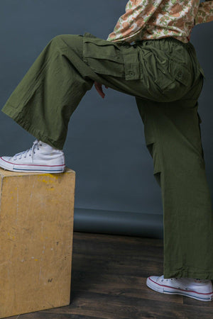 INCREDIBLE MOMENTS WOVEN CARGO PANTS.